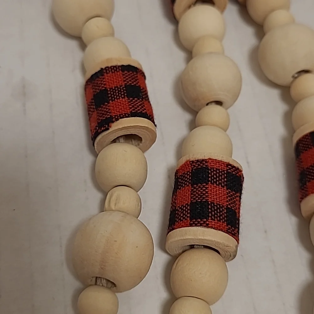 NWOT Holiday Time Natural Wood and Plaid Bead Garland